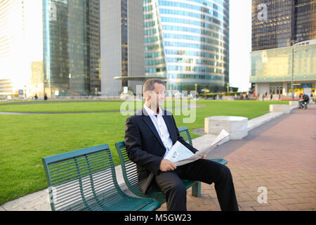 Allietano manager maschio quotidiano di lettura al di fuori di . Foto Stock