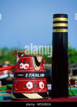 Canal arte a Crick Boat Show, a Crick Marina sulla linea di Leicester del Grand Union Canal nel Northamptonshire Foto Stock