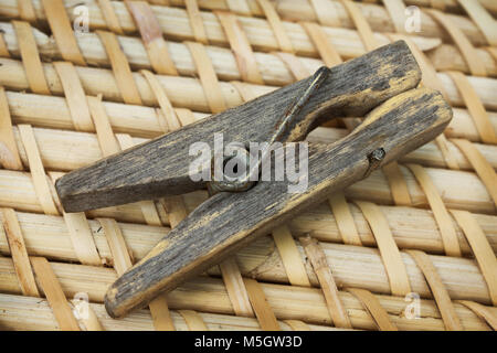 Bacucco clothespin legno giacente sulla stuoia di paglia Foto Stock