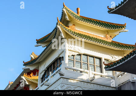 Vista la Cinese-architettura di ispirazione del Huatian Chinagora hotel complesso con tetto curvo angoli e vetrate tradizionali tegole del tetto. Foto Stock