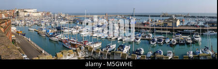 Immagine panoramica della impressionante e storico Royal Harbour di Ramsgate Kent, Regno Unito. Il marina è stato dato il suo stato reale da Re Giorgio IV Foto Stock