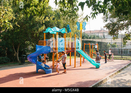 Istanbul, 14 Giugno 2017: parco giochi aperto ad Istanbul in Turchia. Lo sviluppo dello sport dei bambini. I giochi dei bambini e di amicizia Foto Stock