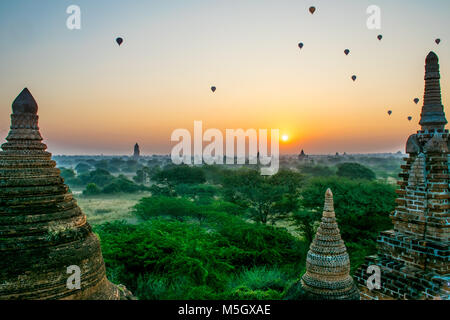 Tramonto su Bagan da Temple 446, Myanmar Foto Stock