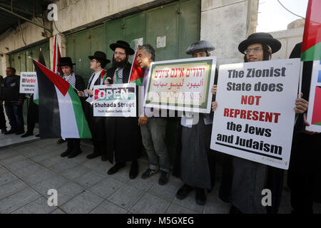 Hebron, West Bank, Territorio palestinese. Il 23 febbraio, 2018. I membri di Neturei Karta, una frangia ultra-ortodossi movimento entro l'anti-sionista di blocco, partecipare a una manifestazione di protesta in solidarietà con i palestinesi a Hebron in Cisgiordania occupata Febbraio 23, 2018 Credit: Wisam Hashlamoun APA/images/ZUMA filo/Alamy Live News Foto Stock