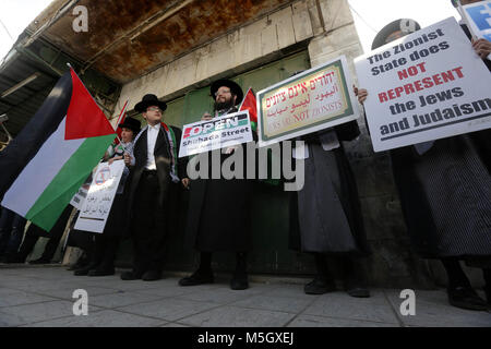 Hebron, West Bank, Territorio palestinese. Il 23 febbraio, 2018. I membri di Neturei Karta, una frangia ultra-ortodossi movimento entro l'anti-sionista di blocco, partecipare a una manifestazione di protesta in solidarietà con i palestinesi a Hebron in Cisgiordania occupata Febbraio 23, 2018 Credit: Wisam Hashlamoun APA/images/ZUMA filo/Alamy Live News Foto Stock