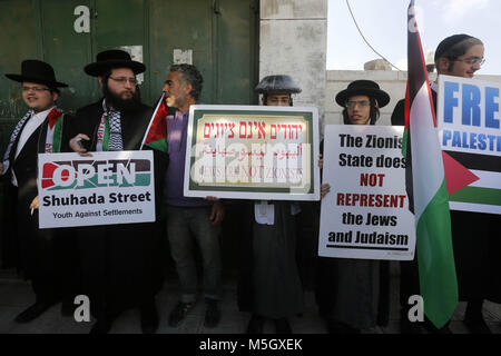 Hebron, West Bank, Territorio palestinese. Il 23 febbraio, 2018. I membri di Neturei Karta, una frangia ultra-ortodossi movimento entro l'anti-sionista di blocco, partecipare a una manifestazione di protesta in solidarietà con i palestinesi a Hebron in Cisgiordania occupata Febbraio 23, 2018 Credit: Wisam Hashlamoun APA/images/ZUMA filo/Alamy Live News Foto Stock