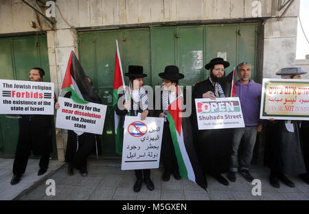 Hebron, West Bank, Territorio palestinese. Il 23 febbraio, 2018. I membri di Neturei Karta, una frangia ultra-ortodossi movimento entro l'anti-sionista di blocco, partecipare a una manifestazione di protesta in solidarietà con i palestinesi a Hebron in Cisgiordania occupata Febbraio 23, 2018 Credit: Wisam Hashlamoun APA/images/ZUMA filo/Alamy Live News Foto Stock