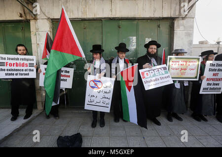 Hebron, West Bank, Territorio palestinese. Il 23 febbraio, 2018. I membri di Neturei Karta, una frangia ultra-ortodossi movimento entro l'anti-sionista di blocco, partecipare a una manifestazione di protesta in solidarietà con i palestinesi a Hebron in Cisgiordania occupata Febbraio 23, 2018 Credit: Wisam Hashlamoun APA/images/ZUMA filo/Alamy Live News Foto Stock