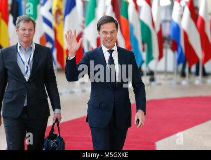 Bruxelles, Belgio. Il 23 febbraio, 2018. Il Primo Ministro olandese Mark Rutte (R) arriva in occasione di una riunione informale dei 27 Capi di Stato e di governo a Bruxelles, in Belgio, dal 23 febbraio, 2018. I leader europei discuteranno la nuova composizione del Parlamento europeo dopo la cosiddetta "Brexit' e rilascio di post-2020 bilancio UE. Credito: Voi Pingfan/Xinhua/Alamy Live News Foto Stock