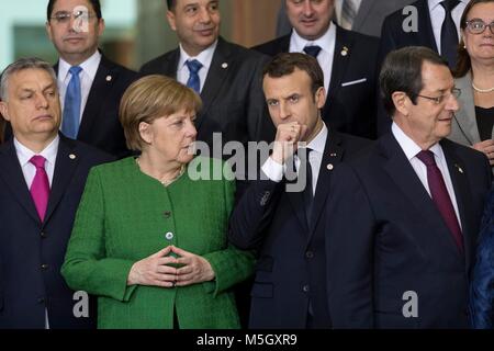 (180223) -- Bruxelles, Feb 23, 2018 (Xinhua) -- Primo Ministro ungherese Viktor Orban, il Cancelliere tedesco Angela Merkel e il presidente francese Emmanuel Macron e il presidente cipriota Nicos Anastasiades (da L a R, anteriore) posano per una foto di famiglia durante una conferenza ad alto livello sul Sahel presso la Commissione europea a Bruxelles, in Belgio, dal 23 febbraio, 2018. La conferenza, co-presieduto dall'Unione europea, le Nazioni Unite, l'Unione africana e del G5 il Sahel, sarà incentrato sul rafforzamento del sostegno internazionale a dell'Africa Sahel paesi nelle zone di sicurezza e di sviluppo, in particolare attraverso il G5 Sahe Foto Stock