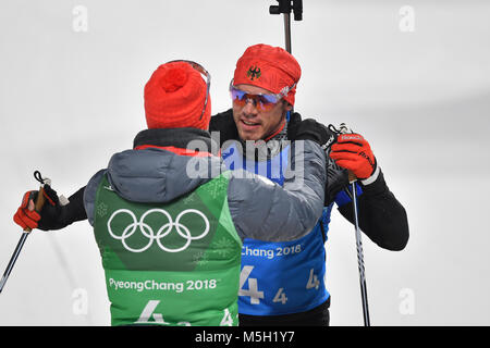 Simon SCHEMPP (GER, Mi. 3. Platz, Dritte) Zieleinlauf im, kommt ins Ziel, wird vom Teamkollegen, Staffelkollegen Benedikt Doll (GER) in Empfang genommen, beglueckwuenscht (beglluckwunscht); il Biathlon uomini 4x7, 5 km staffetta, Staffel der Maenner, Alpensia Centro Biathlon am 23.02.2018. Olympische Winterspiele 2018 vom 09.02. - 25.02.2018 in PyeongChang/ Suedkorea. |L'utilizzo in tutto il mondo Foto Stock