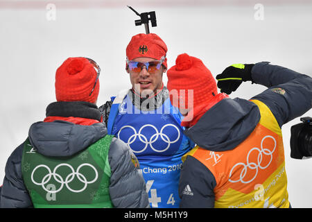 Simon SCHEMPP (GER, Mi. 3. Platz, Dritte) Zieleinlauf im, kommt ins Ziel, wird von zwei Teamkollegen, Staffelkollegen in Empfang genommen; Biathlon uomini 4x7, 5 km staffetta, Staffel der Maenner, Alpensia Centro Biathlon am 23.02.2018. Olympische Winterspiele 2018 vom 09.02. - 25.02.2018 in PyeongChang/ Suedkorea. |L'utilizzo in tutto il mondo Foto Stock