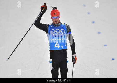 Simon SCHEMPP (GER, 3. Platz, Dritte) Zieleinlauf im, kommt ins Ziel, hebt einen braccio, jubelt verhalten, verhaltener giubilo; Biathlon uomini 4x7, 5 km staffetta, Staffel der Maenner, Alpensia Centro Biathlon am 23.02.2018. Olympische Winterspiele 2018 vom 09.02. - 25.02.2018 in PyeongChang/ Suedkorea. |L'utilizzo in tutto il mondo Foto Stock