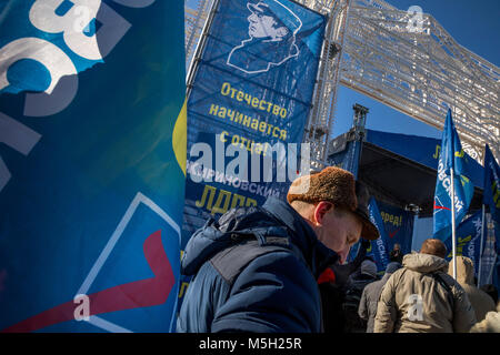 Mosca, Russia. 23rd Feb 2018. Rally e concerto del Partito Liberale democratico (LDPR) in occasione della giornata del difensore della Patria, in piazza Pushkin a Mosca. Il banner recita: 'La patria inizia con il padre. Zhirinovsky LDPR' Credit: Nikolay Vinokurov/Alamy Live News Foto Stock