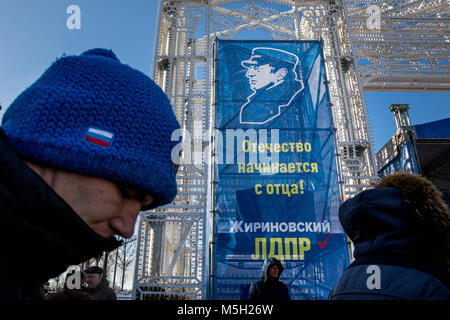 Mosca, Russia. 23rd Feb 2018. Rally e concerto del Partito Liberale democratico (LDPR) in occasione della giornata del difensore della Patria, in piazza Pushkin a Mosca. Il banner recita: 'La patria inizia con il padre. Zhirinovsky LDPR' Credit: Nikolay Vinokurov/Alamy Live News Foto Stock