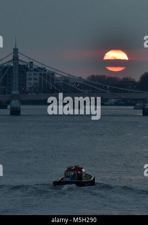 Chelsea Bridge, Londra, Regno Unito. Il 23 febbraio 2018. Regno Unito Meteo. I tramonti sopra il ponte di Albert e il fiume Tamigi. Credito: Matteo Chattle/Alamy Live News Foto Stock