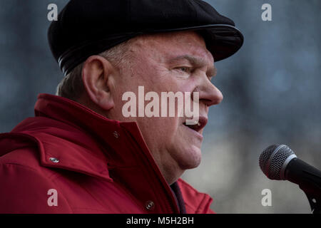 Mosca, Russia. Il 23 febbraio, 2018. Gennady Zyuganov, il leader del Partito comunista della Federazione Russa (CPRF), affronta un rally organizzato dalla CPRF, parte anteriore sinistra e altre organizzazioni di sinistra nel centro di Mosca, Russia Credito: Nikolay Vinokurov/Alamy Live News Foto Stock