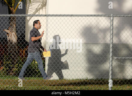 Coral Springs, FL, Stati Uniti d'America. 24 Febbraio, 2018. Gli insegnanti e gli amministratori scolastici restituito a Marjory Stoneman Douglas High School per la prima volta dopo 17 vittime sono state uccise in una massa di riprese a scuola. Mike Stocker, South Florida Sun-Sentinel Credito: Sun-Sentinel/ZUMA filo/Alamy Live News Foto Stock