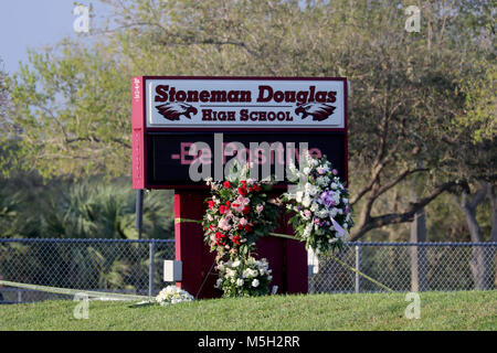 Coral Springs, FL, Stati Uniti d'America. 24 Febbraio, 2018. Gli insegnanti e gli amministratori scolastici restituito a Marjory Stoneman Douglas High School per la prima volta dopo 17 vittime sono state uccise in una massa di riprese a scuola. Mike Stocker, South Florida Sun-Sentinel Credito: Sun-Sentinel/ZUMA filo/Alamy Live News Foto Stock