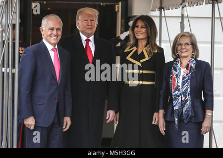 Washington, DC, Stati Uniti d'America. Il 23 febbraio, 2018. Presidente Donald Trump e la first lady Melania Trump salutare il Primo Ministro australiano Malcolm Turnbull e sua moglie Lucy Turnbull il 23 febbraio 2018 a Washington, DC Credito: Oliver Contreras/CNP/ZUMA filo/Alamy Live News Foto Stock