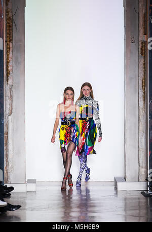 Milano, Italia. Il 23 febbraio, 2018. I modelli presenti creazioni di Versace Autunno/Inverno 18/19 collezione donna durante la settimana della moda di Milano, in Italia, dal 23 febbraio, 2018. La Fashion Week di Milano che ha dato dei calci a fuori il Martedì, durerà fino al febbraio 26. Credito: Jin Yu/Xinhua/Alamy Live News Foto Stock