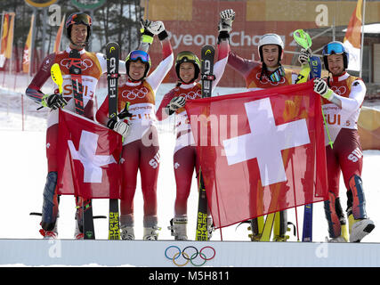 Pyeongchang, Corea del Sud. 24 Febbraio, 2018. Team Svizzera festeggia dopo la vittoria del team evento finale di sci alpino a 2018 PyeongChang Giochi Olimpici Invernali a Yongpyong Alpine Center, PyeongChang, Corea del Sud. Credito: Bai Xuefei/Xinhua/Alamy Live News Foto Stock