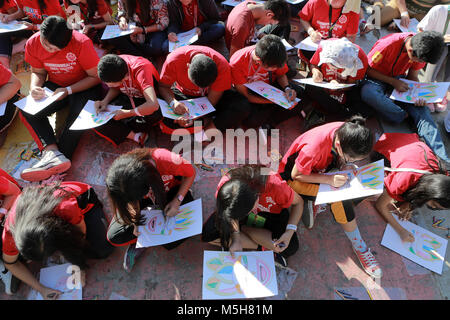 Quezon City, Filippine. 24 Febbraio, 2018. Gli studenti partecipano all'attività per rompere Guinness World Record per la più grande lezione di arte in Quezon City, Filippine, Feb 24, 2018. Credito: Rouelle Umali/Xinhua/Alamy Live News Foto Stock