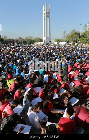 Quezon City, Filippine. 24 Febbraio, 2018. Gli studenti partecipano all'attività per rompere Guinness World Record per la più grande lezione di arte in Quezon City, Filippine, Feb 24, 2018. Credito: Rouelle Umali/Xinhua/Alamy Live News Foto Stock