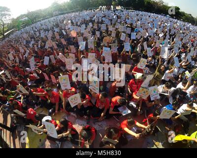 Quezon City, Filippine. 24 Febbraio, 2018. Gli studenti mostrano le loro opere come essi partecipano all'attività per rompere Guinness World Record per la più grande lezione di arte in Quezon City, Filippine, Feb 24, 2018. Credito: Rouelle Umali/Xinhua/Alamy Live News Foto Stock