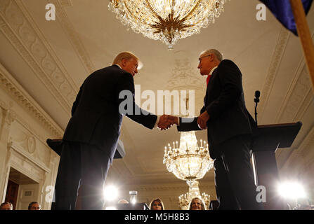 Washington, Distretto di Columbia, Stati Uniti d'America. Il 23 febbraio, 2018. Il Presidente degli Stati Uniti, Trump e il Primo Ministro Malcolm Turnbull dell Australia agitare le mani durante la loro conferenza stampa congiunta con nella Sala Est della Casa Bianca. Credito: Martin H. Simon/CNP/ZUMA filo/Alamy Live News Foto Stock