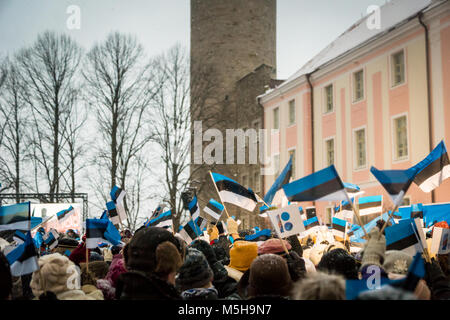 Tallinn, Estonia. Il 24 febbraio, 2018. La folla di gente celebra i suoi cento anni di indipendenza dell'Estonia presso il castello di Toompea nella città vecchia. Credito: uskarp/Alamy Live News Foto Stock