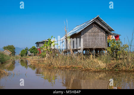 Case di bambù sul Lago Inle, Myanmar Foto Stock