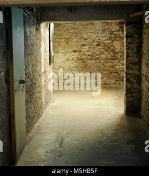 Il Nazionalsocialismo Centro di documentazione. Il Museo Memoriale della prigione della Gestapo in EL-DE Casa. Fondata nel 1979. Fu la sede centrale della polizia segreta dello Stato (Gestapo) tra 1935 e 1945. Vista della zona del bunker con cui era in dotazione al seminterrato dell'edificio durante la sua costruzione, prima di essere utilizzato dalla Gestapo. Colonia. Germania. Foto Stock