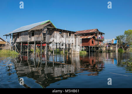 Case di bambù sul Lago Inle, Myanmar Foto Stock