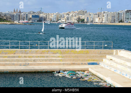 Piscina con rifiuti galleggianti in acqua a La Valletta su Malta Foto Stock