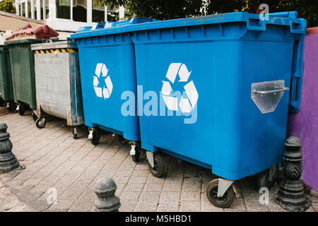 Contenitori per rifiuti in piedi in fila. Stoccaggio di rifiuti Foto Stock