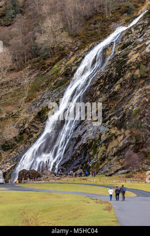 Una vista della cascata a al Powerscourt su una giornata invernale e. Foto Stock