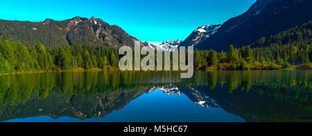 Montagne che si riflettono sul lago Foto Stock