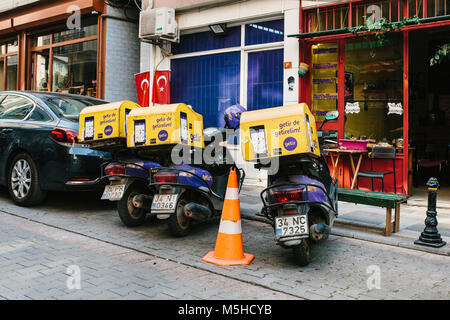 Istanbul, 14 Giugno 2017: Tre parcheggiato scooter con bagagli stand accanto alle automobili sulle strade di Istanbul Foto Stock