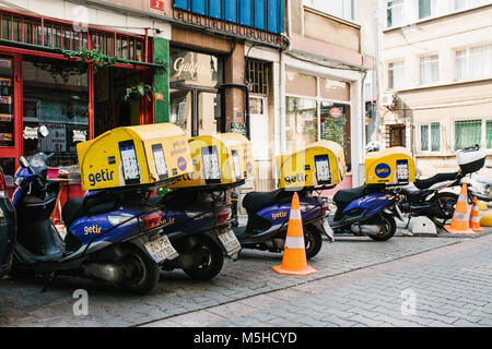 Istanbul, 14 Giugno 2017: Tre parcheggiato scooter con bagagli stand accanto alle automobili sulle strade di Istanbul Foto Stock