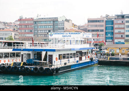 Istanbul, 15 Giugno 2017: passeggeri dei traghetti nel porto di Stabul, Turchia. Il trasporto marittimo di passeggeri. Il turismo Foto Stock