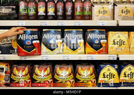 Assortimento di marche diverse cartone 6 confezioni in bottiglie di birra in un supermercato Super U. Foto Stock