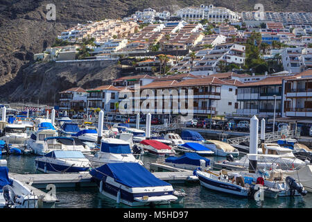 Il porto con barche e enormi scogliere di Los Gigantes, Tenerife, Isole Canarie, Spagna Foto Stock