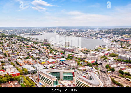 Seattle cityscape dalla vista aerea mostra suburban quartiere che circonda il lago di unione con case residenziali striscia, centri commerciali, le piccole e medie imprese Foto Stock