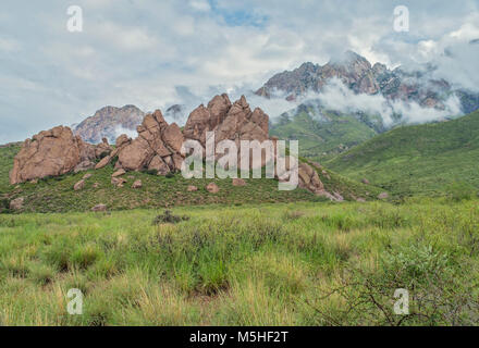 Giorno nuvoloso in montagna nel sud-ovest del deserto Foto Stock