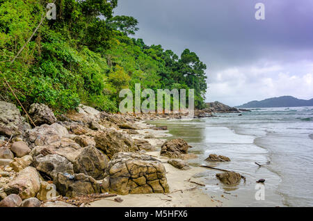 Costa di Sao Paulo membro ,Brasile. Rocce sulla spiaggia Juquei . Foto Stock