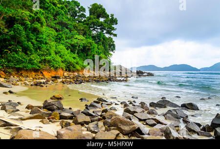 Costa di Sao Paulo membro ,Brasile. Rocce sulla spiaggia Juquei . Foto Stock