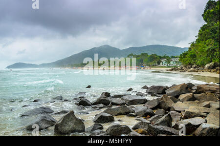 Costa di Sao Paulo membro ,Brasile. Rocce sulla spiaggia Juquei . Foto Stock