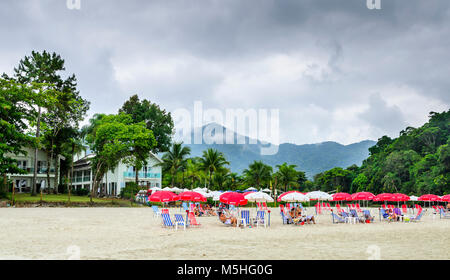 Il Brasile, JUQUEI -Dicembre 20th, 2017 ; i turisti in un giorno di pioggia sulla spiaggia in Juquei, Sao Paulo, Brasile. Foto Stock