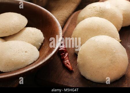 Idli con chutney sambar - sud indiane colazione fatta di lenticchie e riso Foto Stock